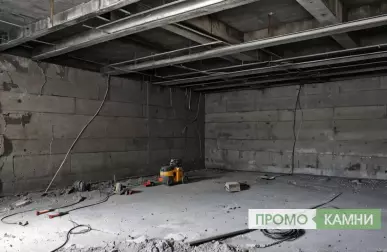 Гостиная с высокими потолками для вашего дома