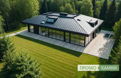 Установка водосточной системы с декоративными элементами на дом