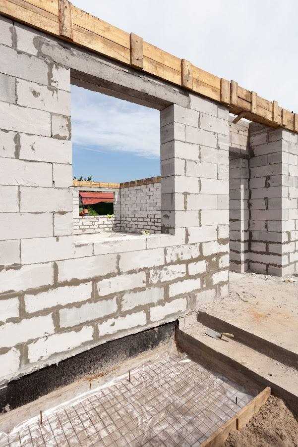 Стены из бетона: плюсы и минусы, современные методы обработки